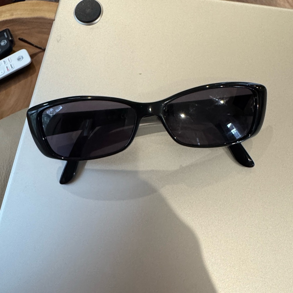 Stylish Black Sunglasses - Picture 3 of 5